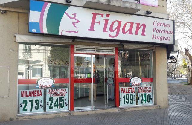 Se bajó de la moto y entró al local con el arma en la mano: Dame todo o te quemo