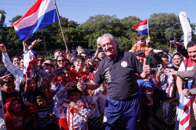 Gustavo Alfaro en la previa del partido de Paraguay ante Brasil.