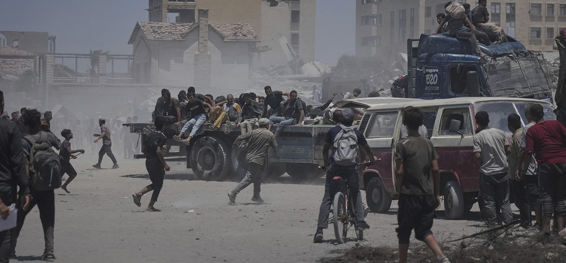 Palestinos se aferran a un camión de ayuda que regresa a la ciudad de Gaza desde el norte de la Franja de Gaza el martes 22 de julio de 2025. (Foto AP/Jehad Alshrafi) Palestinos se aferran a un camión de ayuda que regresa a la ciudad de Gaza desde el norte de la Franja de Gaza el martes 22 de julio de 2025. (Foto AP/Jehad Alshrafi)