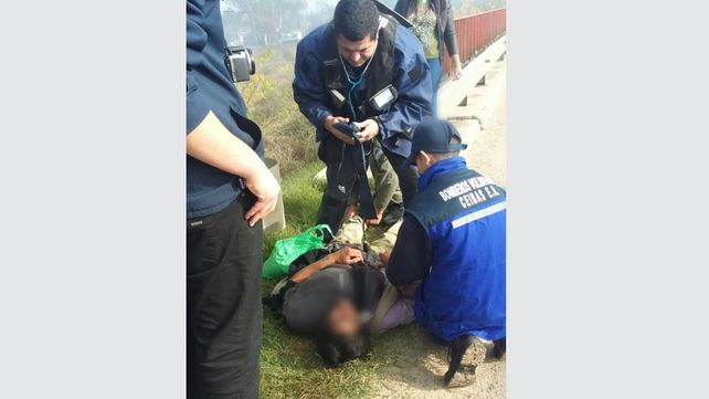 Iban al almuerzo del Día del Bombero y pararon a asistir a un hombre al costado de la ruta