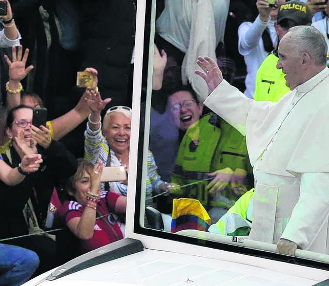 devoción. El Papa fue saludado por una multitud en Bogotá.
