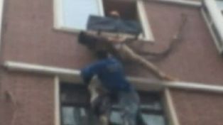 Una mujer quedó colgada de un cuarto piso solamente sujetada por una pierna