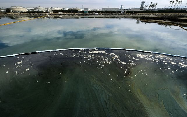 Una foto aérea muestra barreras flotantes instaladas para tratar de detener una mayor incursión en los humedales Talbert Marsh después de un derrame de petróleo en Huntington Beach, California, en Huntington Beach.