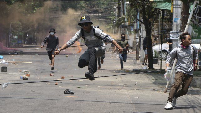 Manifestantes antigolpistas corren para evitar las fuerzas militares durante una manifestación en Yangon, Myanma. La nación del sudeste asiático se ha visto sacudida por la violencia desde que los militares derrocaron a un gobierno.