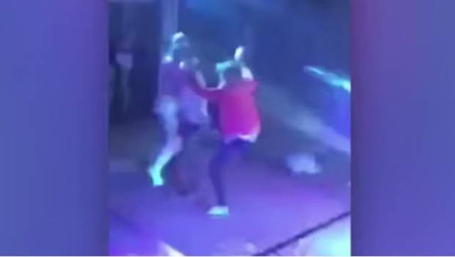 Lo descubre bailando con una stripper y le propina una paliza