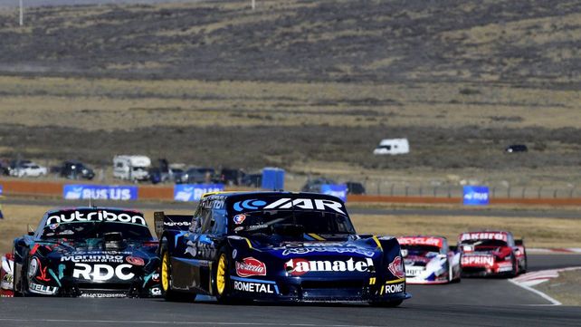Thomas Ricciardi encabeza la final del TC Pista en El Calafate. Hizo todo bien pero sufrió con el auto y terminó atrasado.