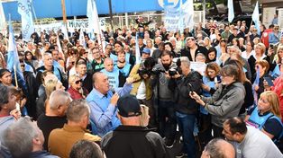En calle San Lorenzo 1055. Trabajadores y jubilados se concentraron frente a la sede de la entidad.