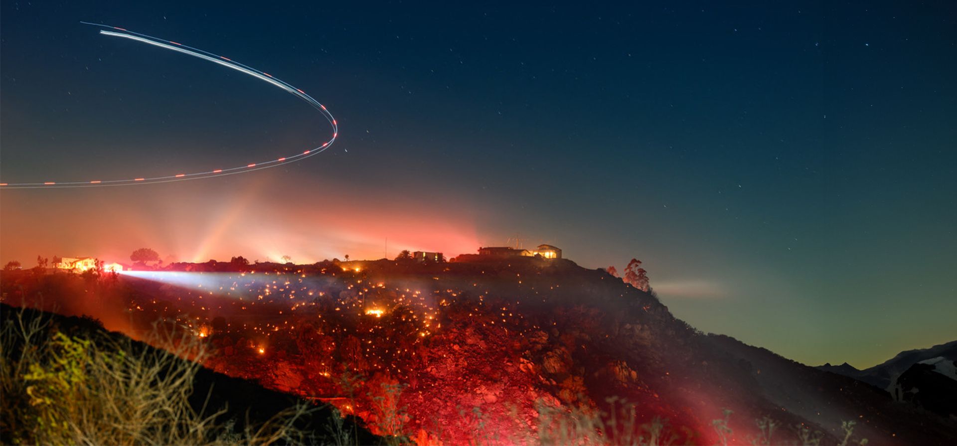 En esta fotografía de larga exposición, un helicóptero supervisa la escena durante el incendio Lilac en el condado no incorporado de San Diego, California. Foto: JOSH EDELSON / AFP En esta fotografía de larga exposición, un helicóptero supervisa la escena durante el incendio Lilac en el condado no incorporado de San Diego, California. Foto: JOSH EDELSON / AFP