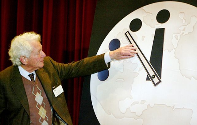 Sobrecogedor. El reloj deja a la humanidad a minutos del desastre.