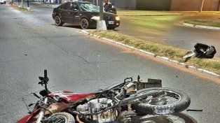 Hombre con una pierna amputada conducía auto y chocó a moto