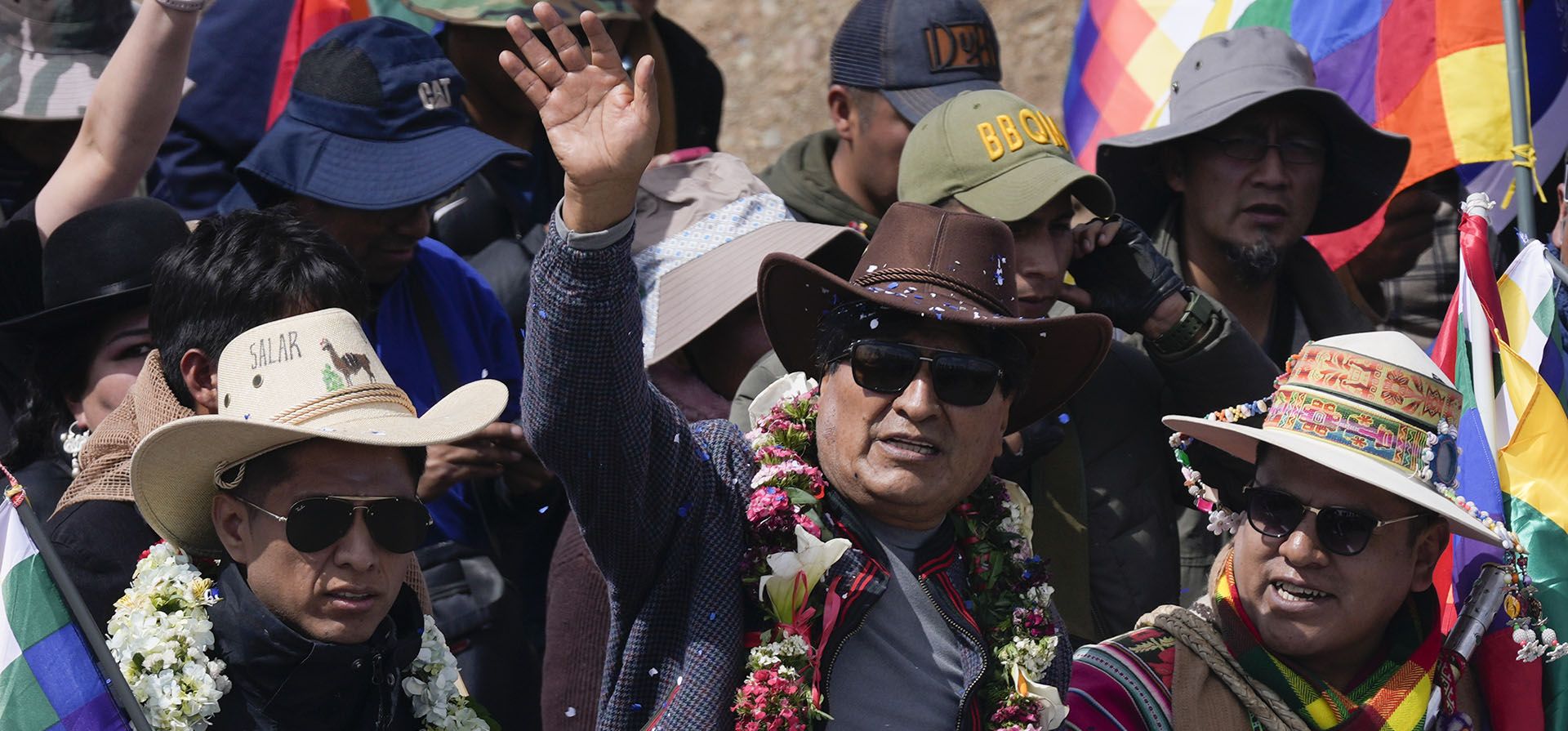 El expresidente Evo Morales saluda a sus partidarios mientras encabeza una marcha hacia la capital, desde Caracollo, Oruro, Bolivia, como parte de una disputa política con el actual presidente Luis Arce y para protestar por su manejo de la economía, el martes 17 de septiembre de 2024. (Foto AP/Juan Karita) El expresidente Evo Morales saluda a sus partidarios mientras encabeza una marcha hacia la capital, desde Caracollo, Oruro, Bolivia, como parte de una disputa política con el actual presidente Luis Arce y para protestar por su manejo de la economía, el martes 17 de septiembre de 2024. (Foto AP/Juan Karita)