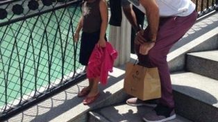 Un argentino auxilió a una niña filipina enferma y rescatada de la esclavitud