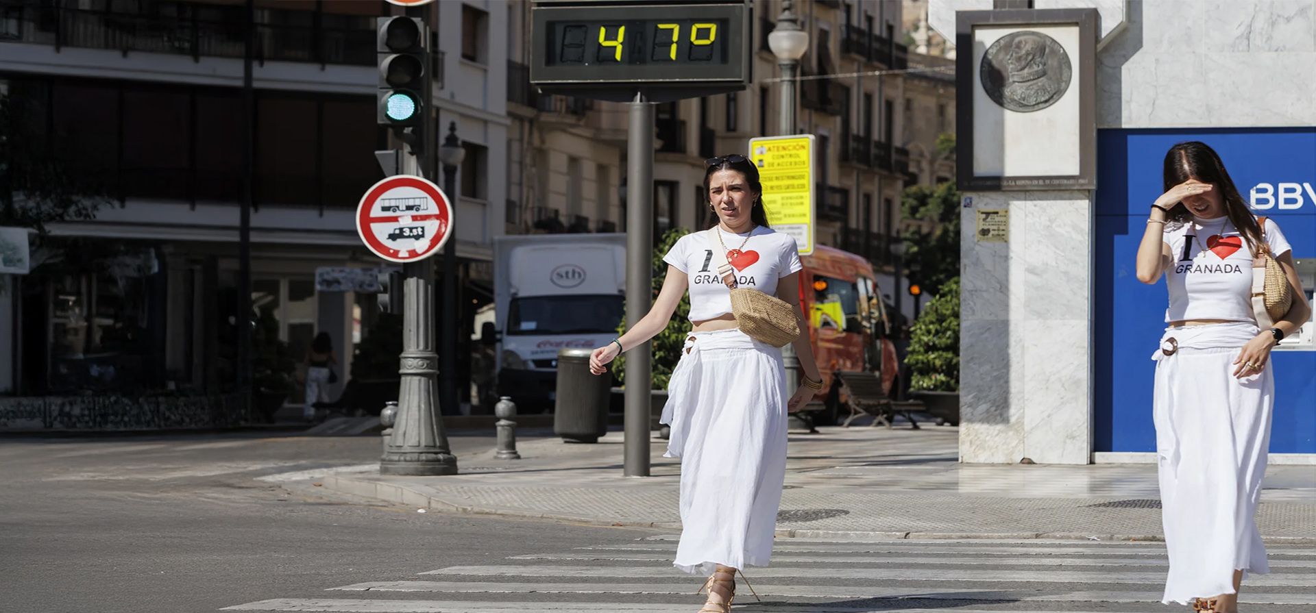 Una pantalla digital muestra una temperatura de 47 °C mientras la ciudad del sur de España continúa sofocándose durante una ola de calor extremo, Granada, España. Fotografía: Anadolu/Getty Images Una pantalla digital muestra una temperatura de 47 °C mientras la ciudad del sur de España continúa sofocándose durante una ola de calor extremo, Granada, España. Fotografía: Anadolu/Getty Images