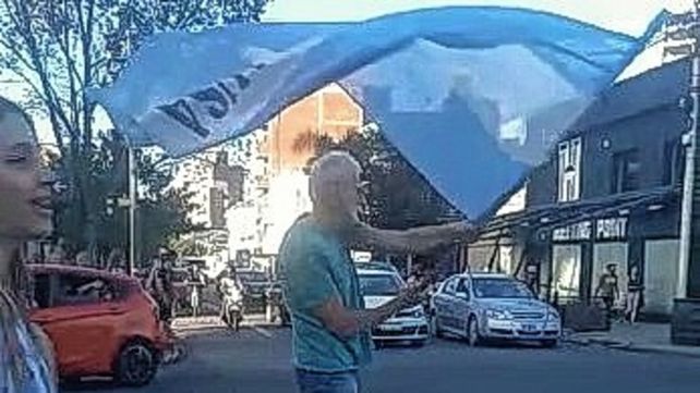 El concejal Saúl Perman se sumó a los festejos de la Selección con bandera incluida