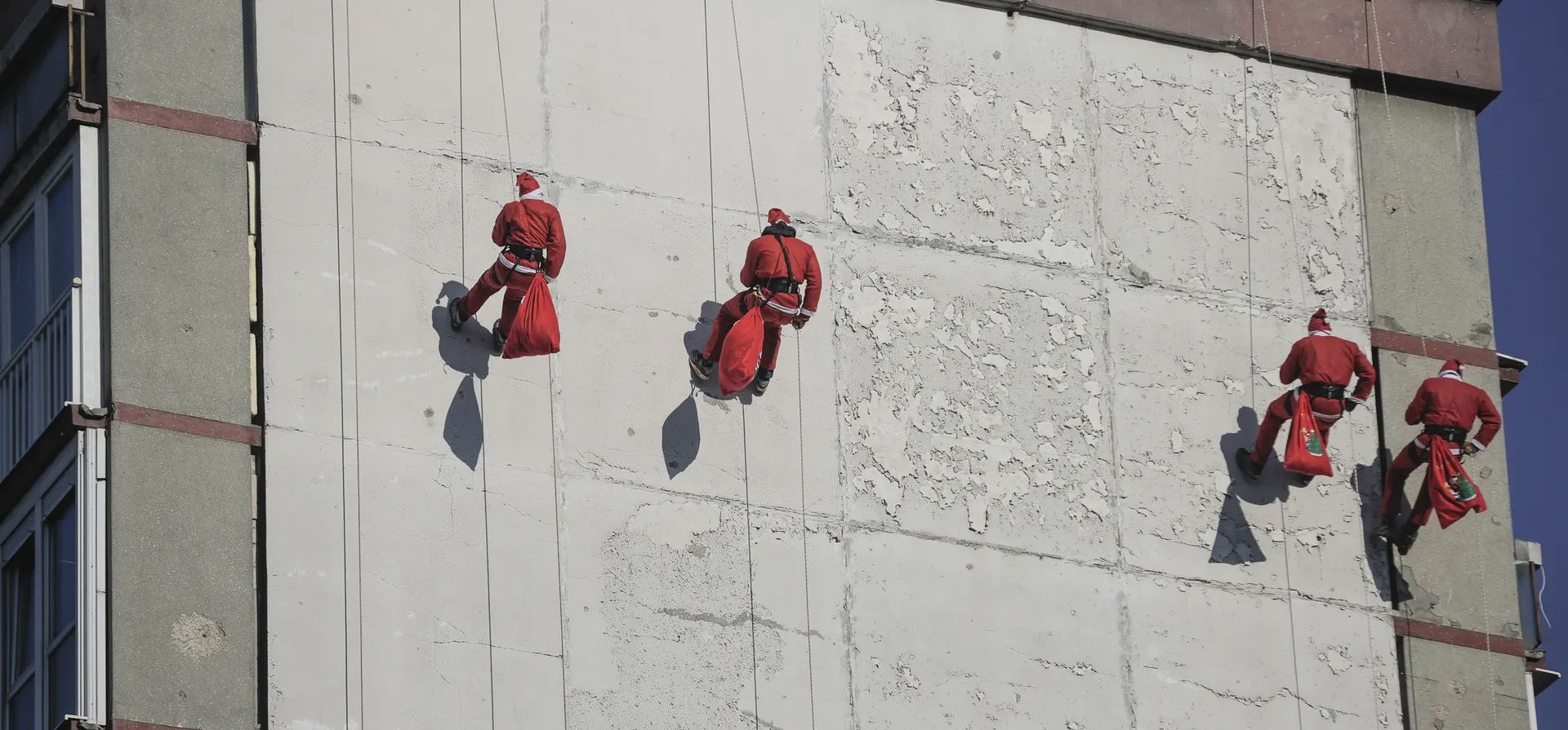 Personas vestidas de Papá Noel descienden en rápel por un edificio, Sarajevo, Bosnia y Herzegovina. Fotografía: Anadolu/Getty Images Personas vestidas de Papá Noel descienden en rápel por un edificio, Sarajevo, Bosnia y Herzegovina. Fotografía: Anadolu/Getty Images