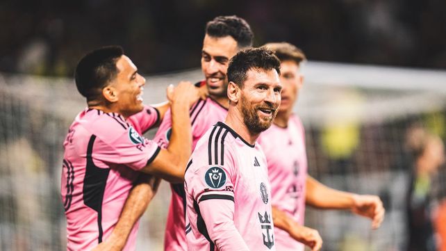 Lionel Messi celebra con sus compañeros tras el gol del descuento de Inter Miami.