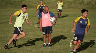 Martínez y Ortiz, como laderos de Russo. El DT dispuso que ambos conformen en doble 5 en el partido ante Mineiro.