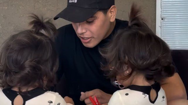 Thiago Medina junto a sus hijas
