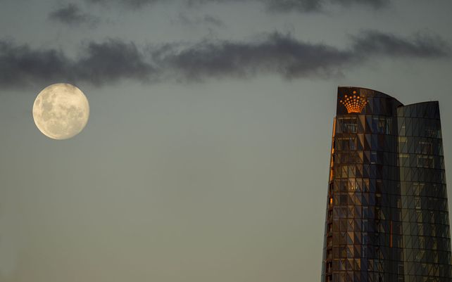 La luna se eleva sobre la Torre Barangaroo en Sydney. El miércoles 26 de mayo tendrá lugar un eclipse lunar total