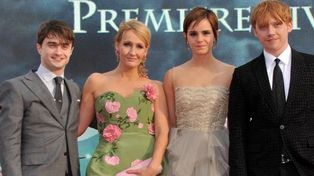 La escritora J. K. Rowling junto a los actores que protagonizaron la saga de Harry Potter.