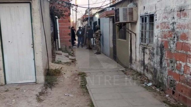 Allanaron búnker en Paraná: 200 bochas de cocaína y armas