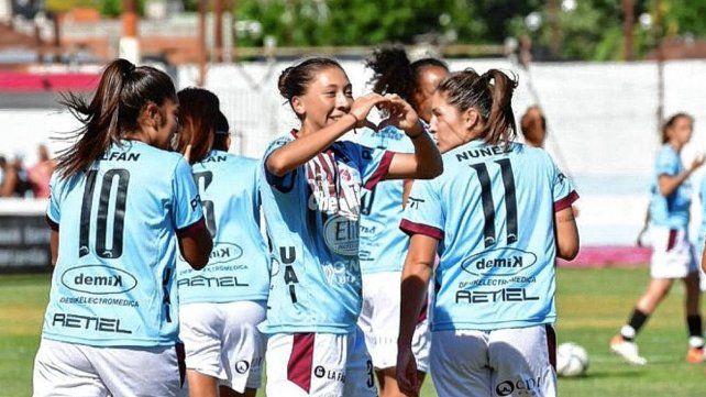 UAI Urquiza goleó a Defensores de Belgrano y se consolida como único puntero del certamen femenino.