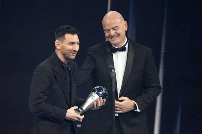 Messi recibió el premio The Best en manos del presidente de la Fifa