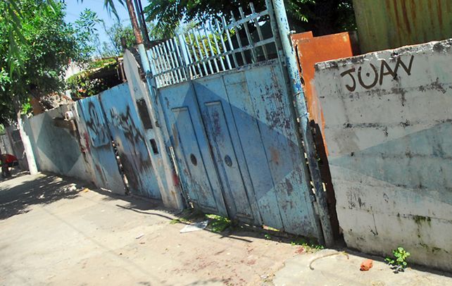 Portón. El lugar por donde saltó José Alberto Flores antes de morir. (Foto: E. Rodríguez Moreno)