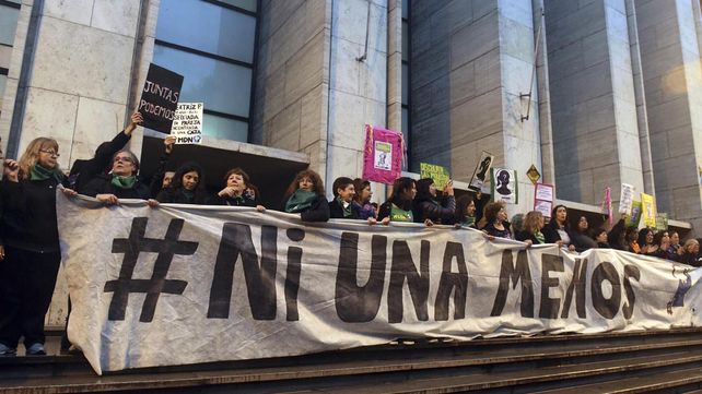 Una multitud vestida de negro marchó contra la violencia de género y los femicidios