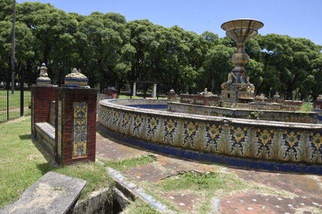 en el centro del Rosedal. Un emblema del parque más importante de la ciudad