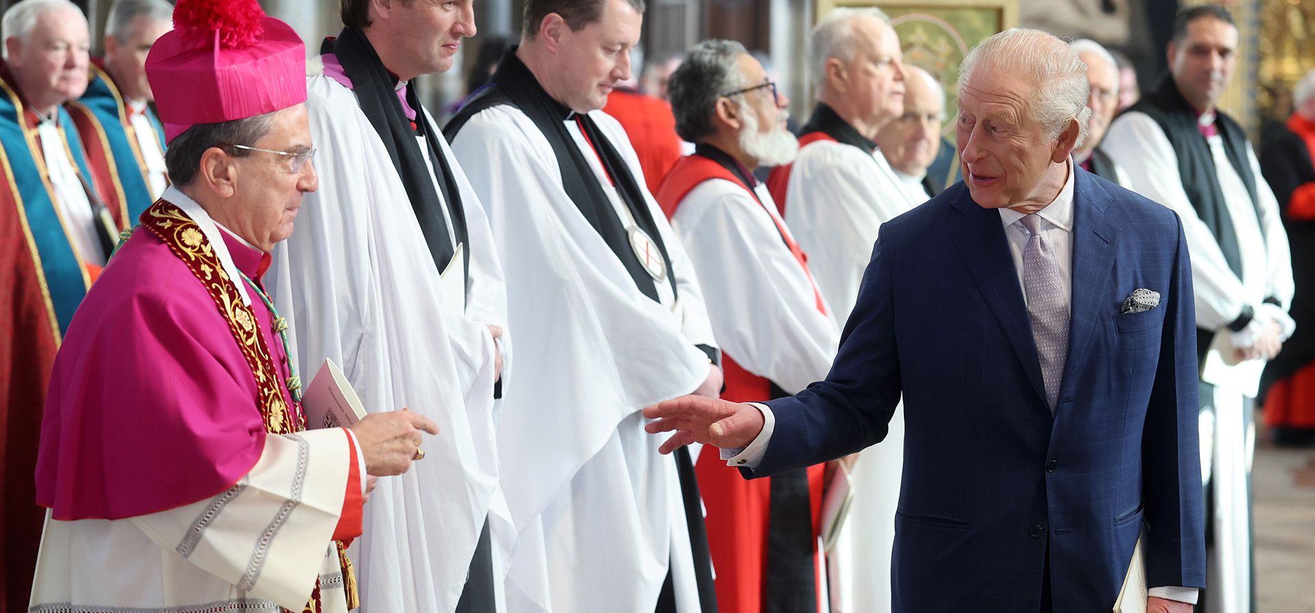 El rey Carlos III de Gran Bretaña habla con miembros del clero durante un servicio de Adviento en la Abadía de Westminster, en Londres, el miércoles 10 de diciembre de 2025. (Chris Jackson/Pool Photo vía AP) El rey Carlos III de Gran Bretaña habla con miembros del clero durante un servicio de Adviento en la Abadía de Westminster, en Londres, el miércoles 10 de diciembre de 2025. (Chris Jackson/Pool Photo vía AP)