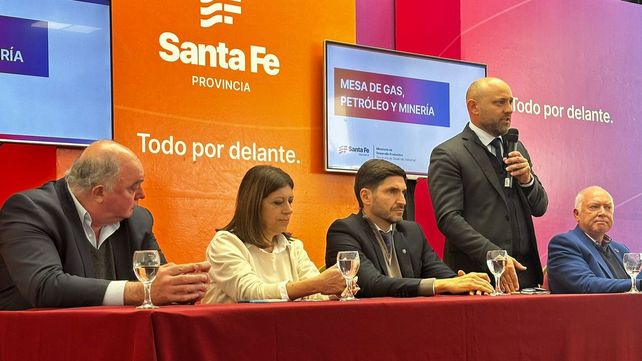 Funcionarios y autoridades en la apertura de la mesa del Gas, petróleo, y minería