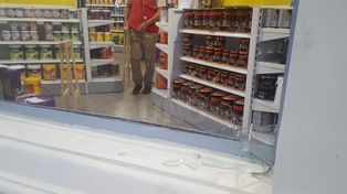 En pleno Bulevar rompieron la vidriera para robar una pinturería