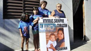 El Concejo Deliberante de Paraná aprobó designar Carina Alejandra Pérez una calle del barrio Mosconi Viejo en homenaje a la víctima del femicidio de 2013 Foto de archivo: Familiares de Carina Pérez en 2013.&nbsp;
