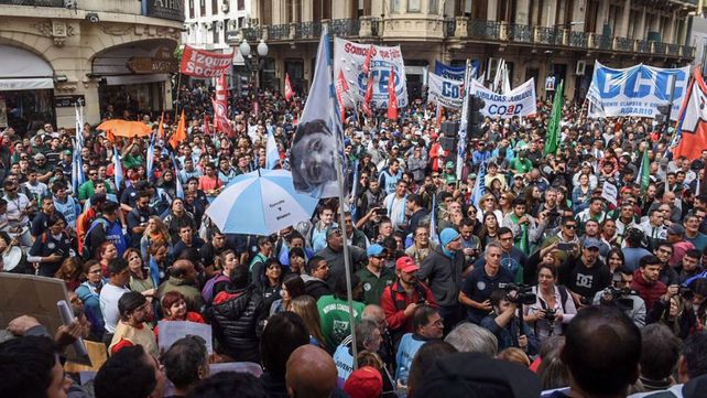Masiva manifestación contra el gobierno nacional frente a la sede de la Bolsa de Comercio
