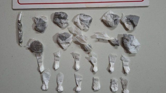 La Policía de Santa Fe detuvo a una joven de 26 años y a un hombre de 32 el viernes 9 de octubre de 2026 en General Lagos con dosis de cocaína y marihuana.