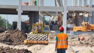 La paralización de la obra pública dispuesta por el gobierno nacional golpea a la economía y Santa Fe no es la excepción.