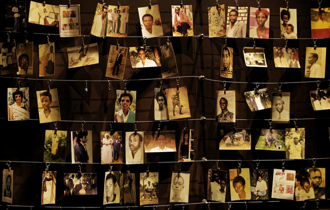 Fotografías de familiares del genocidio de Ruanda en un museo de Kigalí, la capital de Ruanda, el 5 de abril de 2019