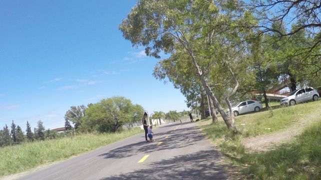 Rocío cruza la calle con su pequeño hijo.&nbsp;