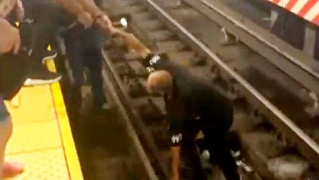 El dramático rescate se realizó en la estación de subte de Union Square