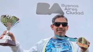 El atleta rosarino ciego Hugo Acuña se consagró en la Maratón Internacional de Buenos Aires.