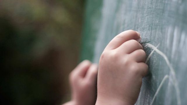 La Justicia autorizó a un docente a adoptar a uno de sus alumnos. 