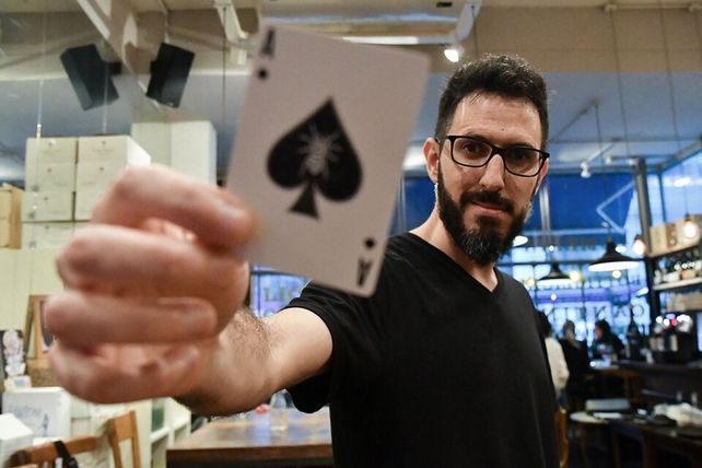 Esta es la carta. Adrián Lacroix recorre el mundo con su espectáculo de mentalismo e ilusionismo.
