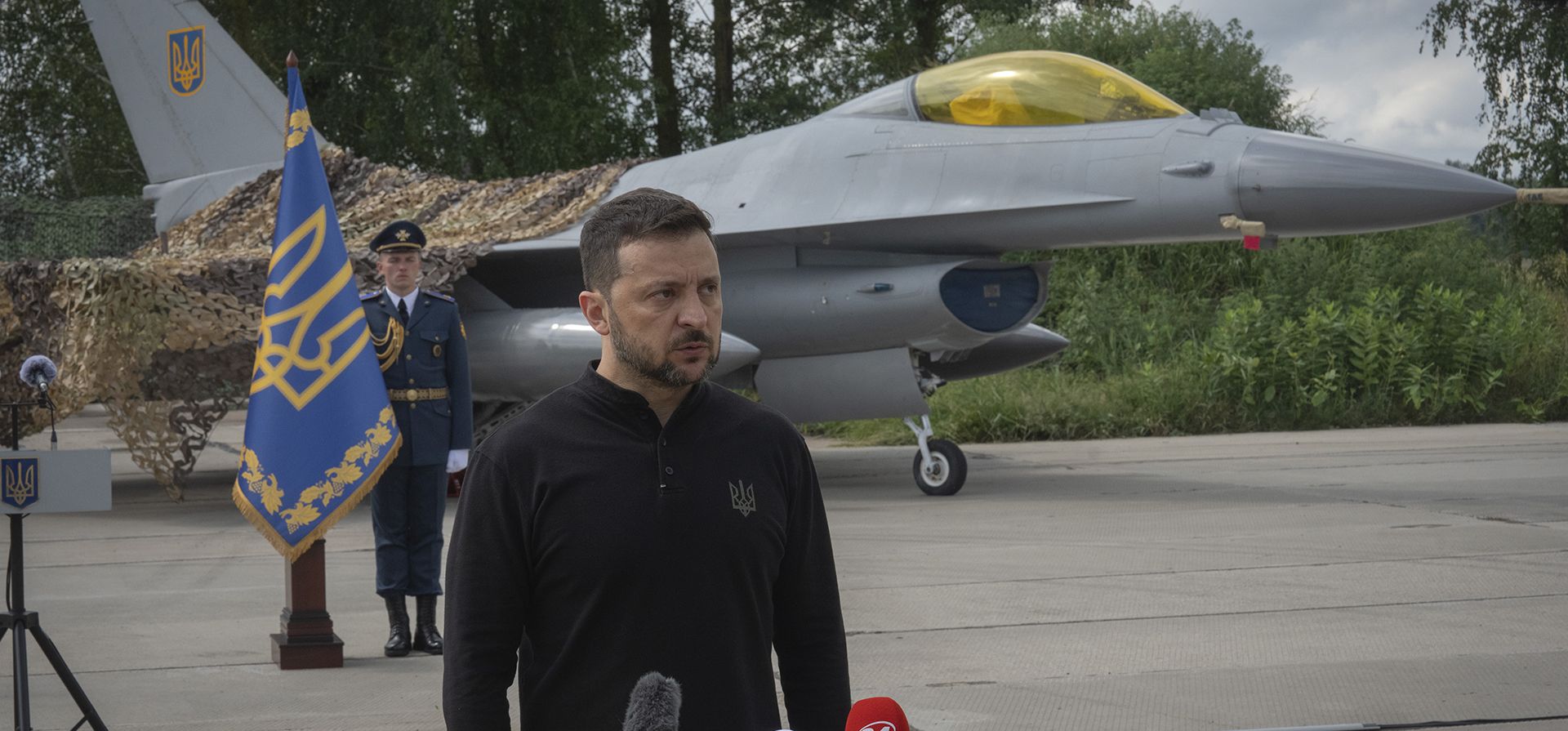 El presidente de Ucrania, Volodymyr Zelenskyy, responde a las preguntas de los medios de comunicación, de pie frente a los aviones de combate F-16 de la Fuerza Aérea de Ucrania, en un lugar no revelado de Ucrania, el domingo 4 de agosto de 2024. (Foto AP/Efrem Lukatsky) El presidente de Ucrania, Volodymyr Zelenskyy, responde a las preguntas de los medios de comunicación, de pie frente a los aviones de combate F-16 de la Fuerza Aérea de Ucrania, en un lugar no revelado de Ucrania, el domingo 4 de agosto de 2024. (Foto AP/Efrem Lukatsky)