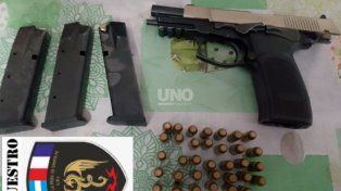 El arma y las balas secuestradas luego de la detención&nbsp;