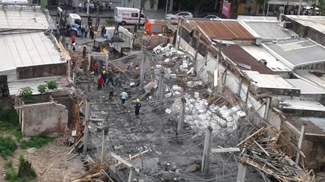 Penoso. El techo en construcción colapsó y causó el accidente fatal.