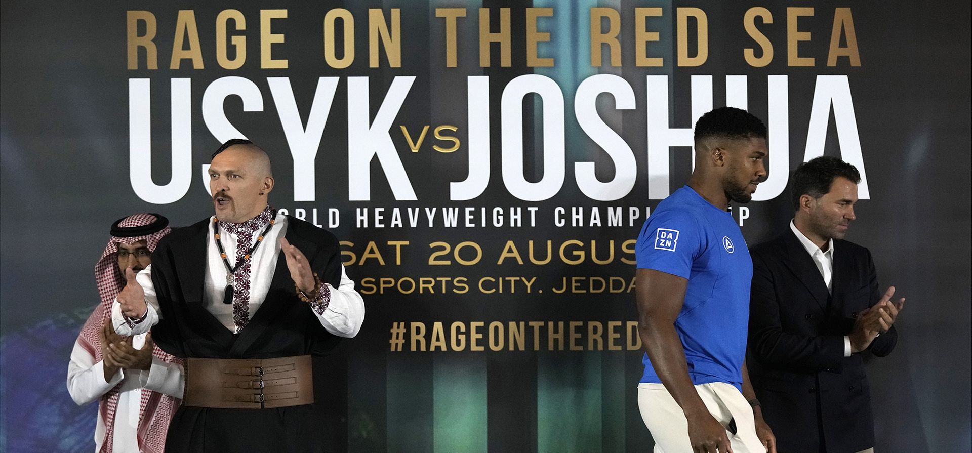 El ucraniano Oleksandr Usyk, a la izquierda, gesticula y el británico Anthony Joshua, a la derecha, posan cara a cara para los medios después de su conferencia de prensa en Jeddah, Arabia Saudita, el miércoles 17 de agosto de 2022. Joshua peleará contra el campeón defensor Usyk en una revancha de boxeo de peso pesado en Jeddah el 20 de agosto.