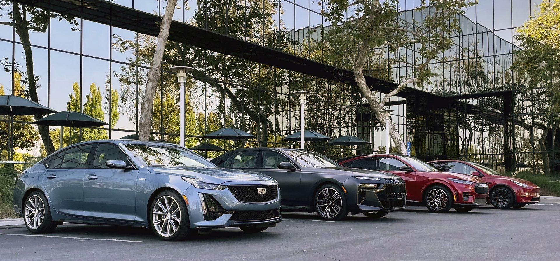 Imagen proporcionada por la empresa Edmunds muestra el BMW i7, el Cadillac CT5-V, el Ford Mustang Mach-E y el Tesla Model Y. Edmunds probó los modos de asistencia a la conducción con manos libres de cada vehículo para descubrir cuál funcionaba mejor. (Rex Tokeshi-Torres/Edmunds vía AP Imagen proporcionada por la empresa Edmunds muestra el BMW i7, el Cadillac CT5-V, el Ford Mustang Mach-E y el Tesla Model Y. Edmunds probó los modos de asistencia a la conducción con manos libres de cada vehículo para descubrir cuál funcionaba mejor. (Rex Tokeshi-Torres/Edmunds vía AP
