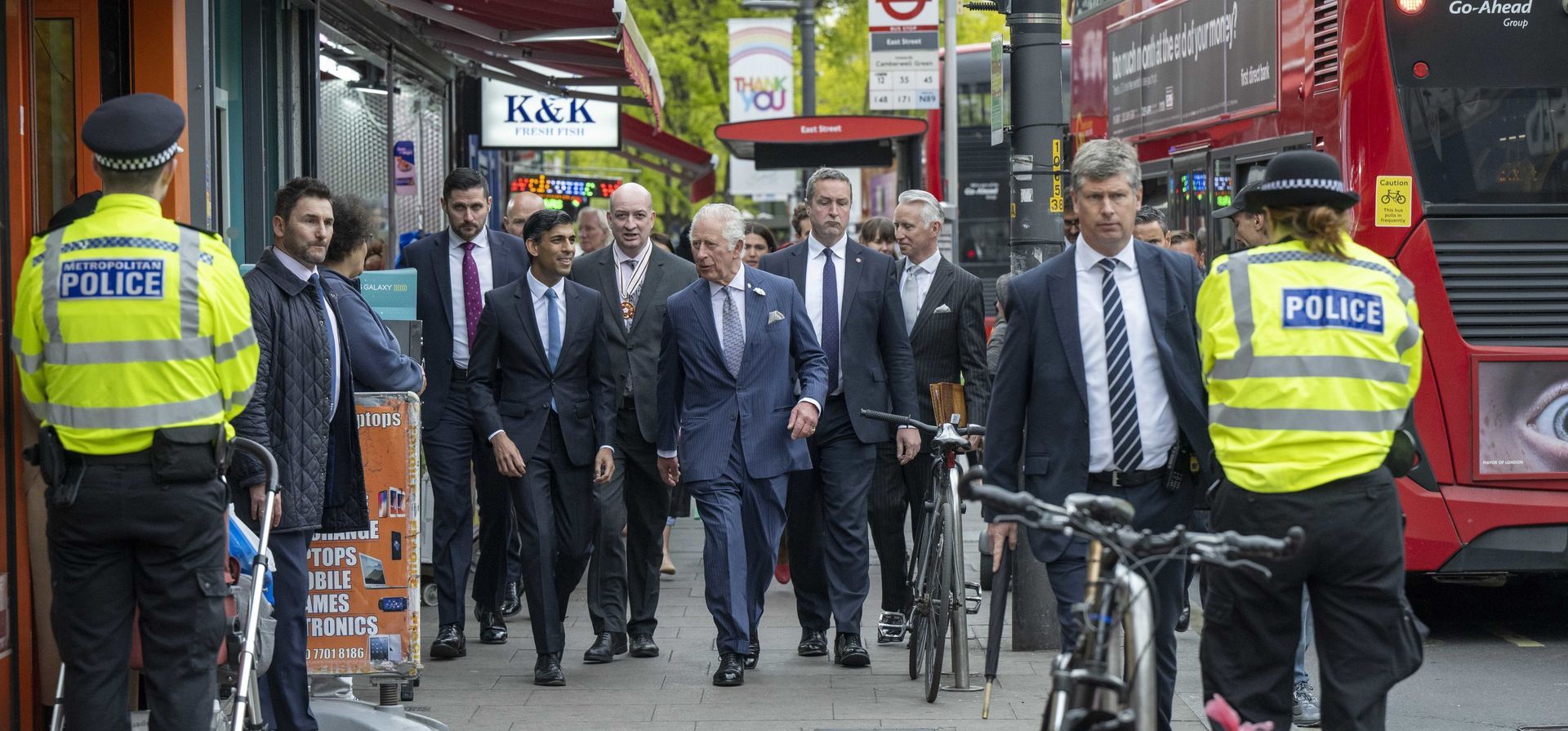 El príncipe Carlos de Gran Bretaña, acompañado por el canciller Rishi Sunak, se reúne con el público en Walworth, Londres, el miércoles 11 de mayo de 2022, durante una visita a una tienda JD Sports para reunirse con jóvenes apoyados por The Prince