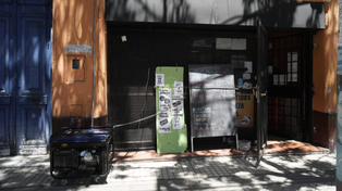 Ola de calor. Barrio Azcuénaga, los vecinos cortaron la calle Mendoza a la altura de Larrea, reclaman cortes de luz de más de 30 horas&nbsp;